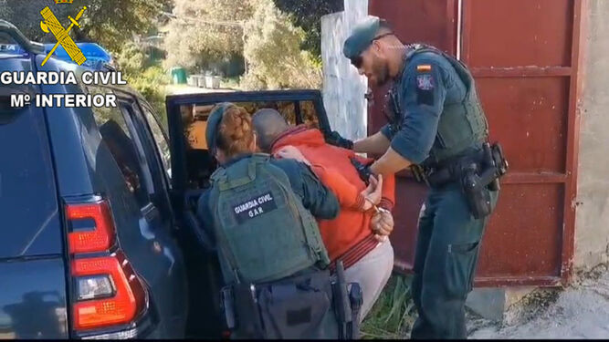 Una de las detenciones realizadas por la Guardia Civil.