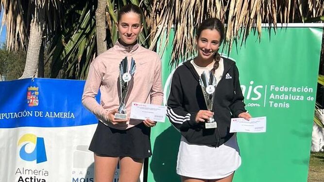 Paula Navarro Sánchez y Gabriela Clavero Cantón posan con el premio a mejor jugadora del año.