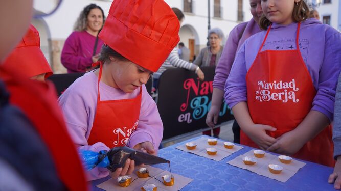 Las Navidades más dulces reúnen a 40 niños en un Taller de Bombones en Berja