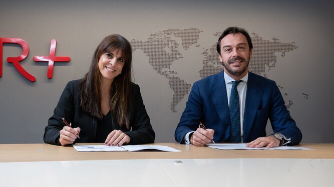 Virginia Donado, consejera corporativa de Restalia, y Guillermo Martín, director comercial de Empresas de Andalucía Occidental de Caixabank firman el acuerdo.