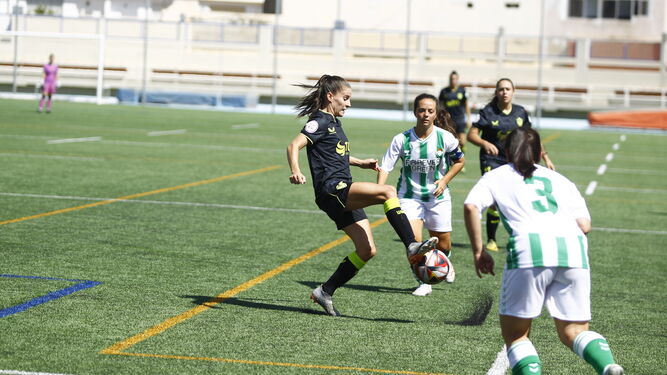 Jessi controla un balón durante un partido del conjunto almeriense en el Estadio de La Juventud Emilio Campra.