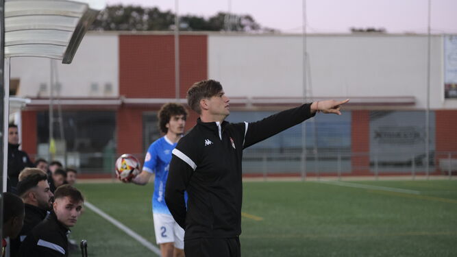 El técnico del conjunto almeriense realiza una indicación durante el encuentro frente al Xerez Deportivo.