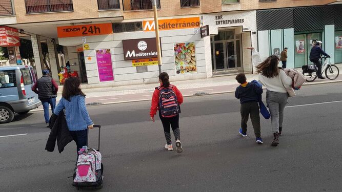 20 años esperando un paso de peatones en Almería: los vecinos vuelven a recoger firmas