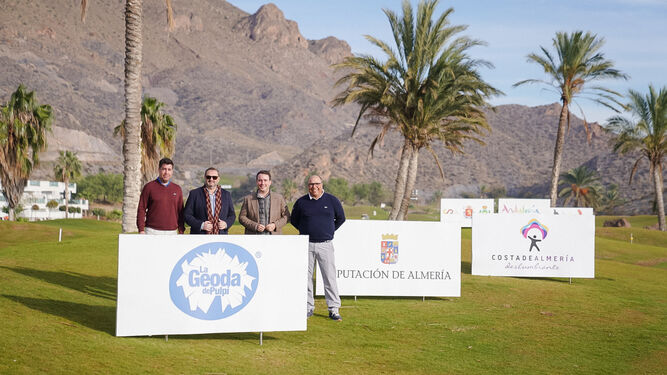 Los distintos representantes institucionales  antes de dar la salida del Pro-Am en las instalaciones de Aguilón Golf.