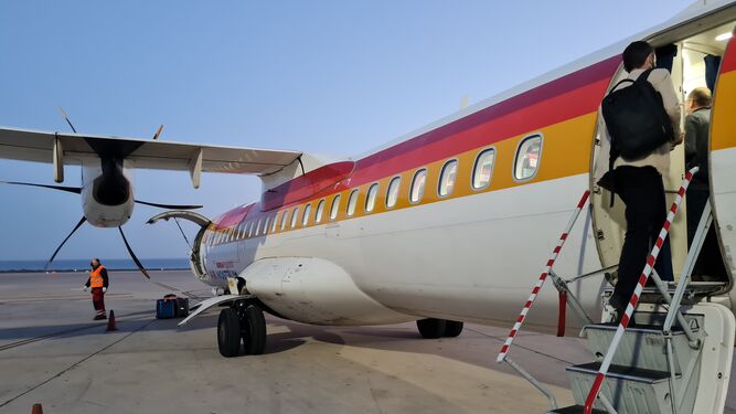 Pasajeros embarcan en el avión que cubre la la ruta Almería-Sevilla.