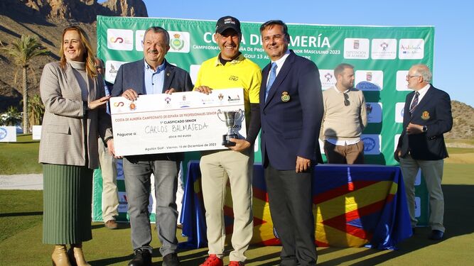 Carlos Balmaseda posa con su trofeo y cheque como ganador del Costa de Almería Campeonato de España de golf.