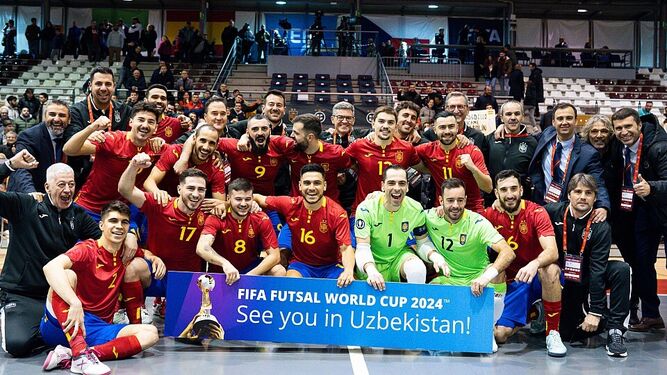 Los jugadores de la selección española y su cuerpo técnico celebran la clasificación para el Mundial.