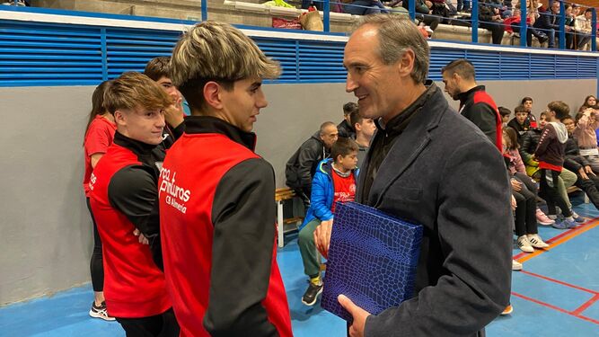 El concejal Antonio Casimiro dialoga con Asier Torres, reciente campeón de España sub-15.