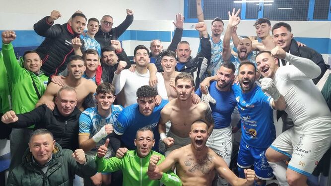 Los jugadores del Carboneras y su cuerpo técnico celebran en su victoria su victoria ante el Garrucha.