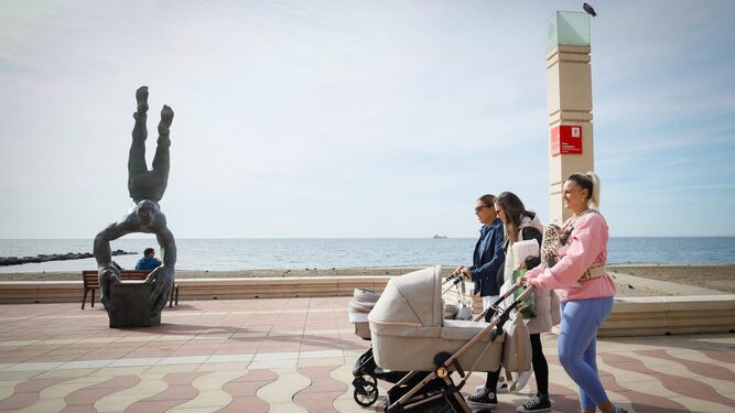 Varias madres pasean por el Paseo Marítimo de la ciudad con sus pequeños y pequeñas en el carrito.