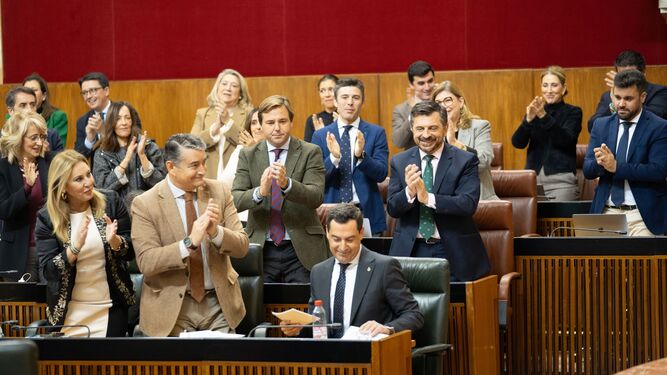 Juanma Moreno tras su intervención en la última sesión de control en el parlamento de Andalucía.