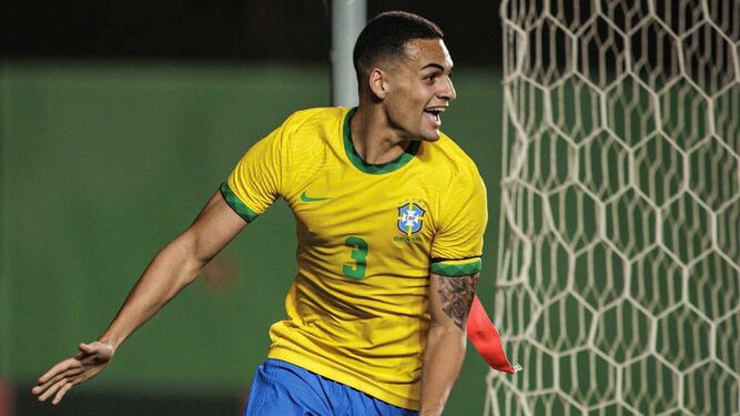 Kaiky celebra un gol en un partido con las categorías inferiores de la selección brasileña.