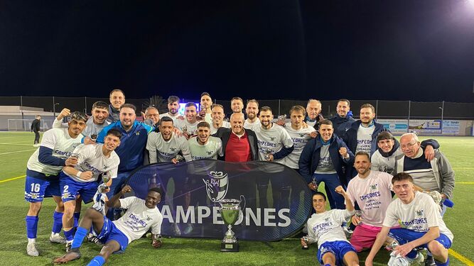 Los jugadores del Vera y su cuerpo técnico posan junto al título de campeón provincial de la Copa de Andalucía.