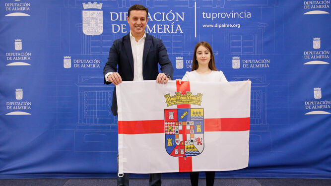 Javier Aureliano y Consuelo Muñoz posan con la bandera de la provincia de Almería.