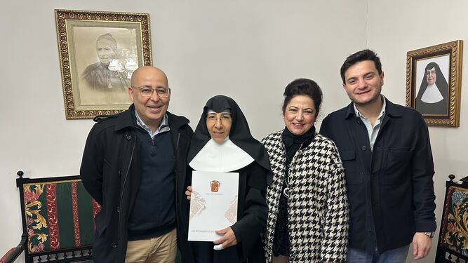 Ediles del equipo de Gobierno, junto a la Hermana Superiora de la Residencia Virgen del Río.