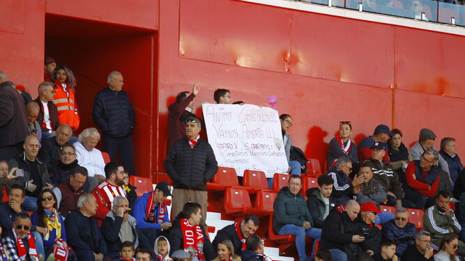 Aficionados de tribuna con una pancarta de apoyo al equipo en la última cita liguera en casa contra el Mallorca.