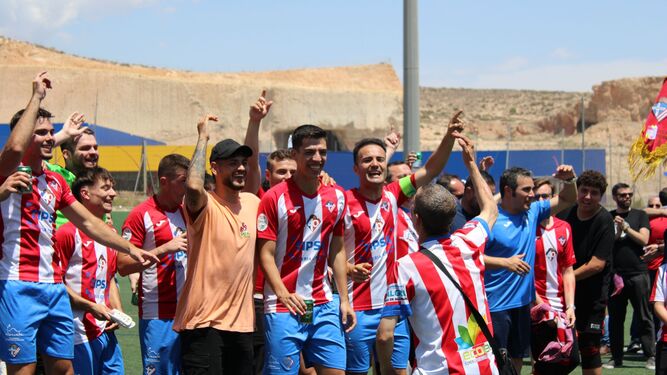 Los jugadores del Poli Almería celebran el ascenso a Tercera RFEF.