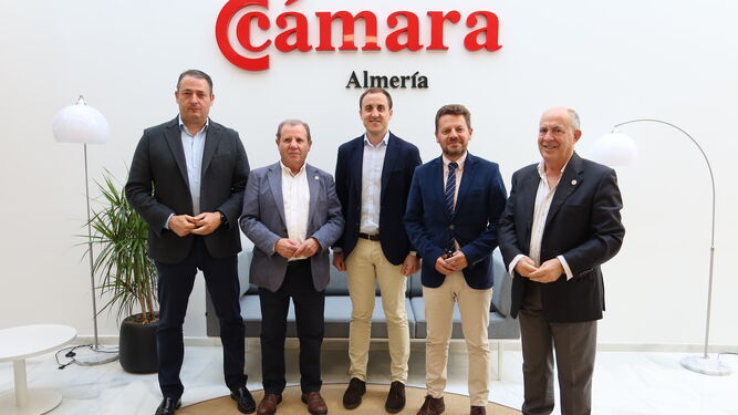 Foto de familia de las distintas personalidades en la Cámara de Comercio de Almería.