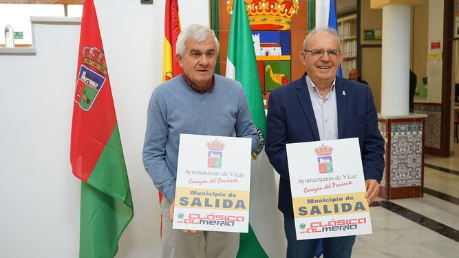 Antonio Bonilla, alcalde de Vícar, junto con José Muñoz, director de la carrera.