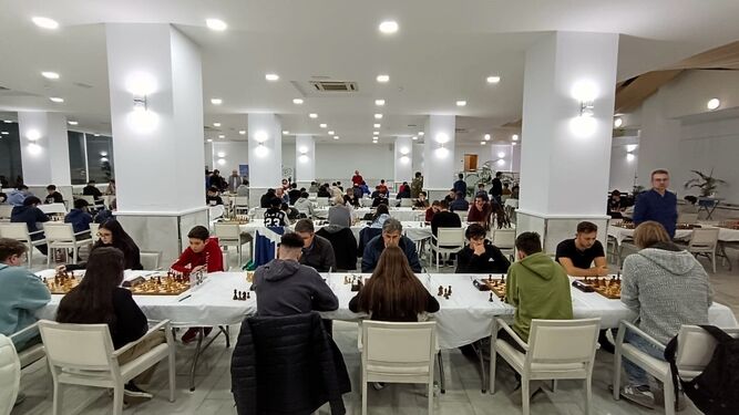 Los jugadores, en plena acción en esta XXXV edición del Roquetas Chess Festival.