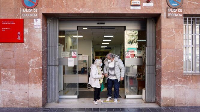 Dos personas salen de un centro de salud de Valencia, donde ya es obligatorio el uso de mascarillas.