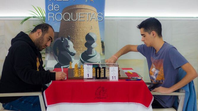 Dos participantes durante una partida del Chess Festival de Roquetas de Mar.