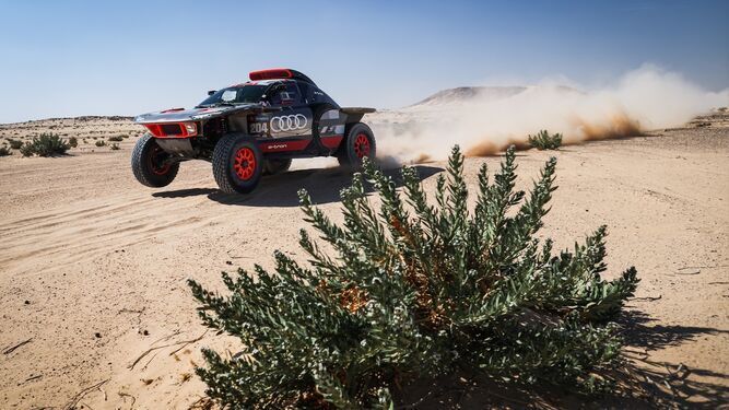 El Audi de Carlos Sainz avanza por el desierto.