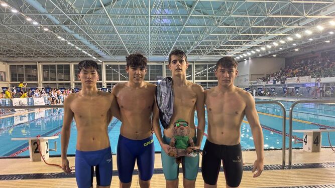 Algunos nadadores del Club Natación Almería posan tras una prueba del Campeonato de Andalucía.