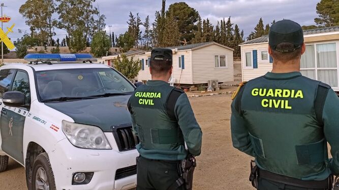 La Guardia Civil rescató al hombre en un bungaló.
