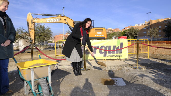 La alcaldesa, en el acto de colocación de la primera piedra de la nueva promoción de Almería XXI