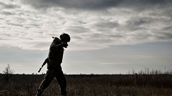 Un soldado ucraniano participa en un entrenamiento.