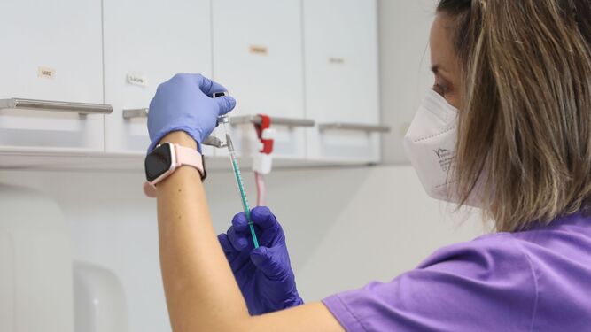 Una enfermera prepara una dosis de la vacuna contra la bronquilitis.