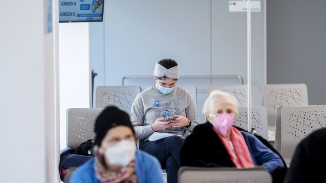 Varias personas con mascarilla en un centro de salud.