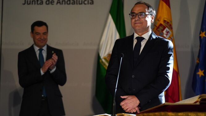 José Céspedes toma posesión de su cargo de rector de la Universidad de Almería ante el presidente de la Junta de Andalucía, Juanma Moreno, en el Palacio de San Telmo.