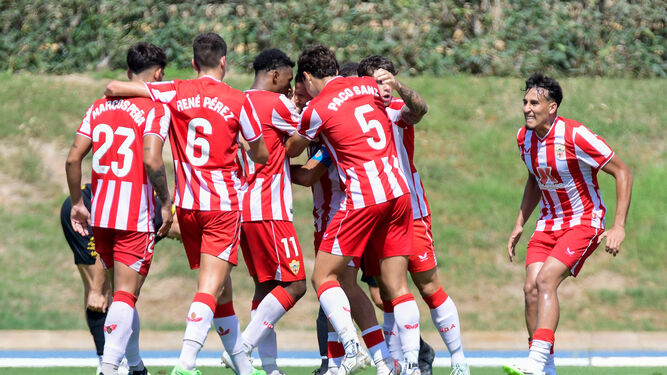 Los jugadores del filial rojiblanco celebran un gol en el Anexo en el derbi almeriense de la ida.