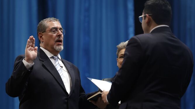 Bernardo Arévalo, en el momento de ser investido presidente de Guatemala