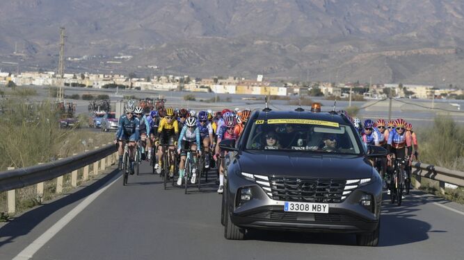 El vehículo oficial al frente del pelotón de la pasada Women Cycling Pro Costa de Almería.