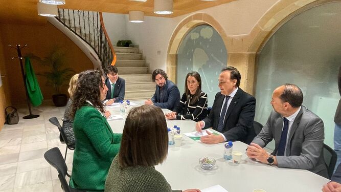 Reunión del consejero de Universidad con la alcaldesa de Almería en la nueva sede del CADE.
