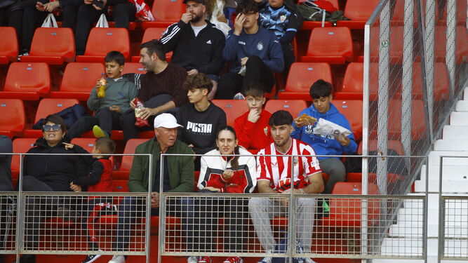 Aficionados del Almería presentes en las gradas para el encuentro contra el Girona.