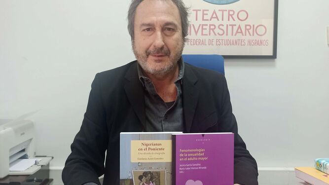 El director de la Editorial Universidad de Almería, Miguel Gallego.