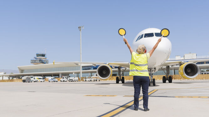 Un avión se detiene en la pista de aterrizaje de la terminal del Aeropuerto de Almería.