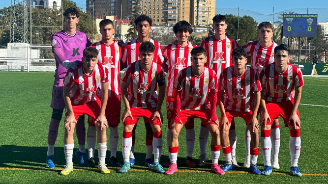 Equipo inicial del Juvenil A del Almería en su visita al estadio sevillano.