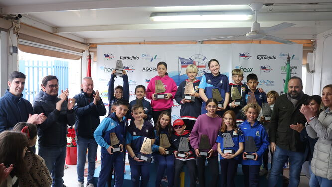 Foto de familia de los distintos ganadores del Campeonato Provincial de clase Optimist de Vela celebrado en Almerimar.