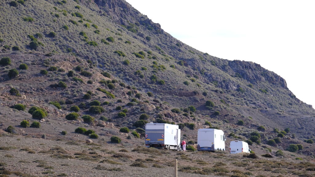 Im&aacute;genes de las caravanas estacionadas en el Parque Natural Cabo de Gata-N&iacute;jar