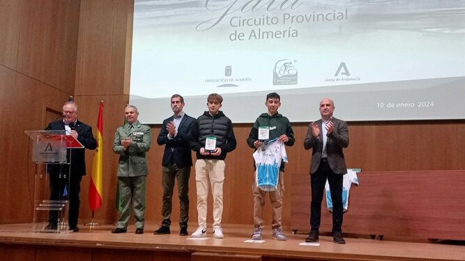 Álvaro Molina recoge su premio como campeón provincial de Media Maratón BTT en la Gala del Ciclismo de Almería 2023.
