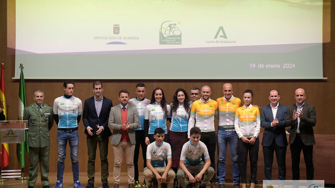 Foto de familia con los premiados en la Gala del Ciclismo de Almería 2023.