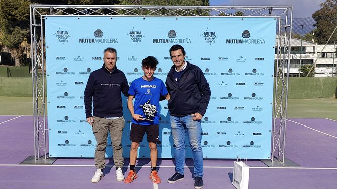 Ignacio Felguera recibe su premio tras ganar el Mutua Madrid Open sub-16 en el Club de Tenis Almería.