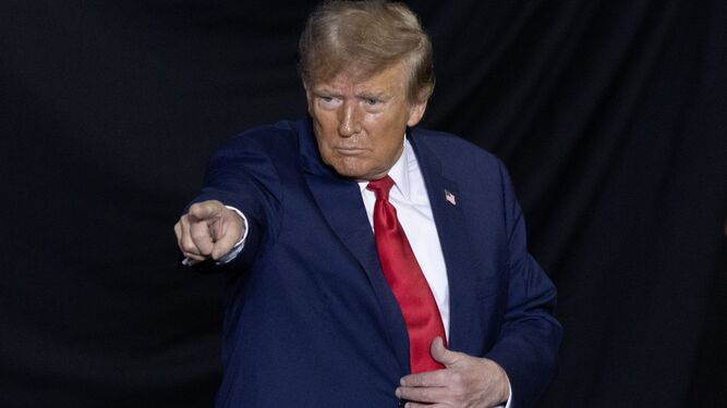 El ex presidente de EEUU Donald Trump gesticula durante un mitin en Manchester, New Hampshire.