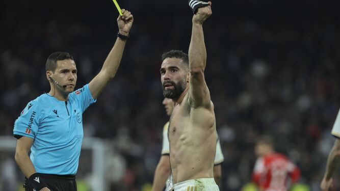 Hernández Maeso muestra amarilla a Carvajal por quitarse la camiseta en la celebración. Debió expulsarlo al festejarlo con el público en la grada