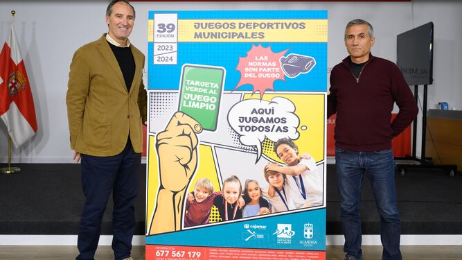 El concejal de Deportes posa con el cartel de los 39º Juegos Deportivos Municipales.